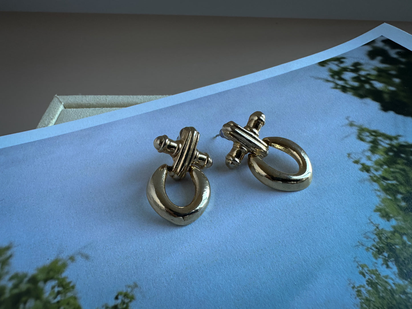 Bold Sculptural Gold Dangle Earrings – 1980s Statement Style