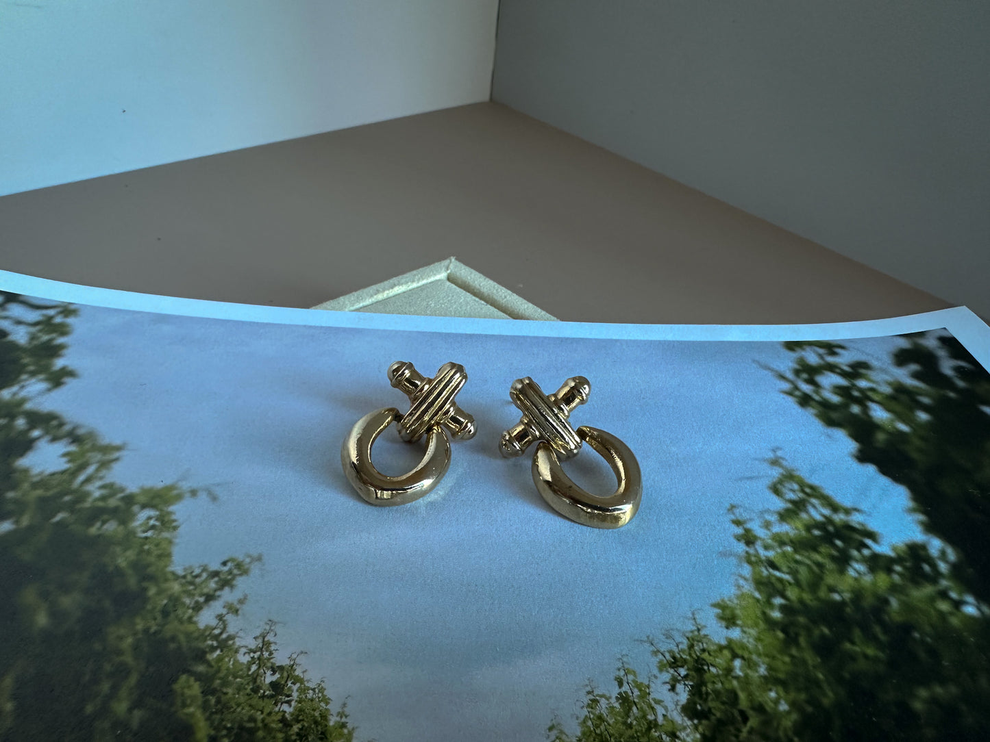 Bold Sculptural Gold Dangle Earrings – 1980s Statement Style