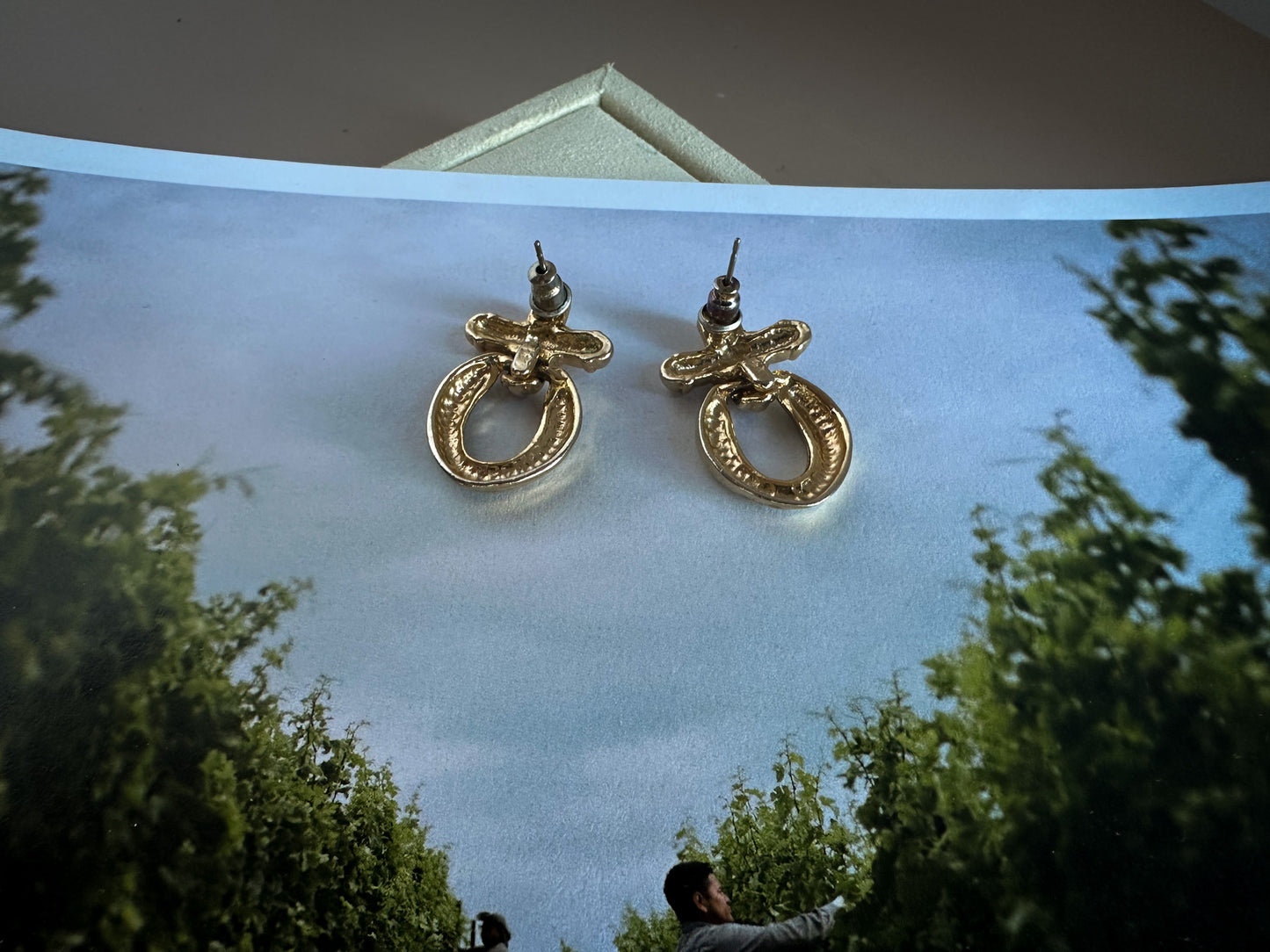 Bold Sculptural Gold Dangle Earrings – 1980s Statement Style