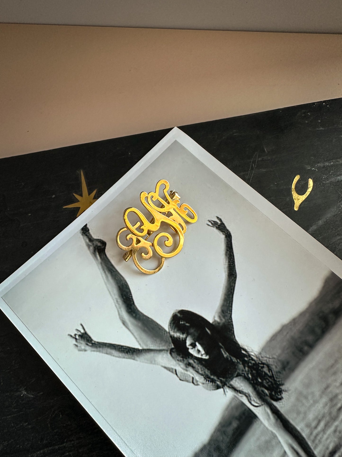 Personalized Monogram Interlocking Curvy "Y" Shape Gold Brooch Pin