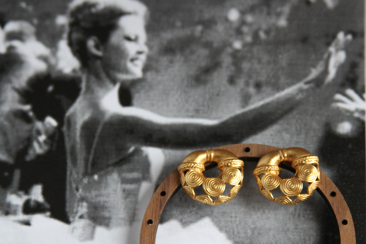 Gilded Swirl Earrings – 1980s Statement Style