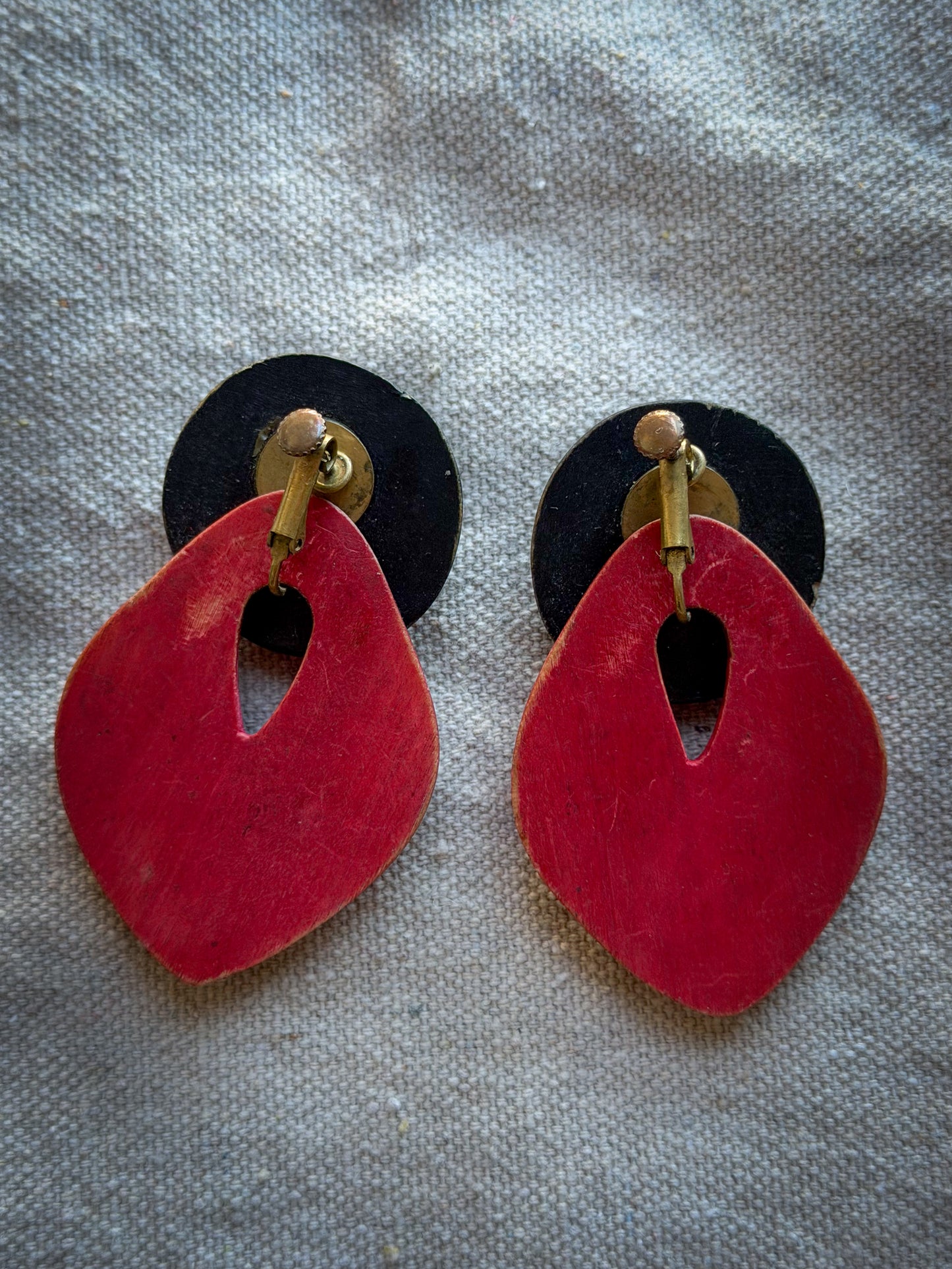 1980s Red & Black Statement Clip-On Earrings – Bold Geometric Matte Resin Earrings – Modernist Art Deco Inspired Dangles
