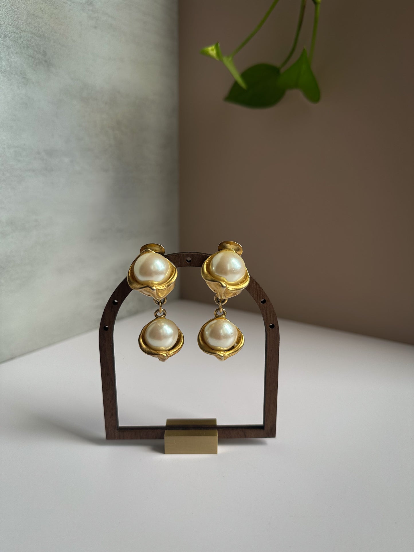 Baroque Pearl Drop Clip-On Earrings – Sculpted Gold Finish