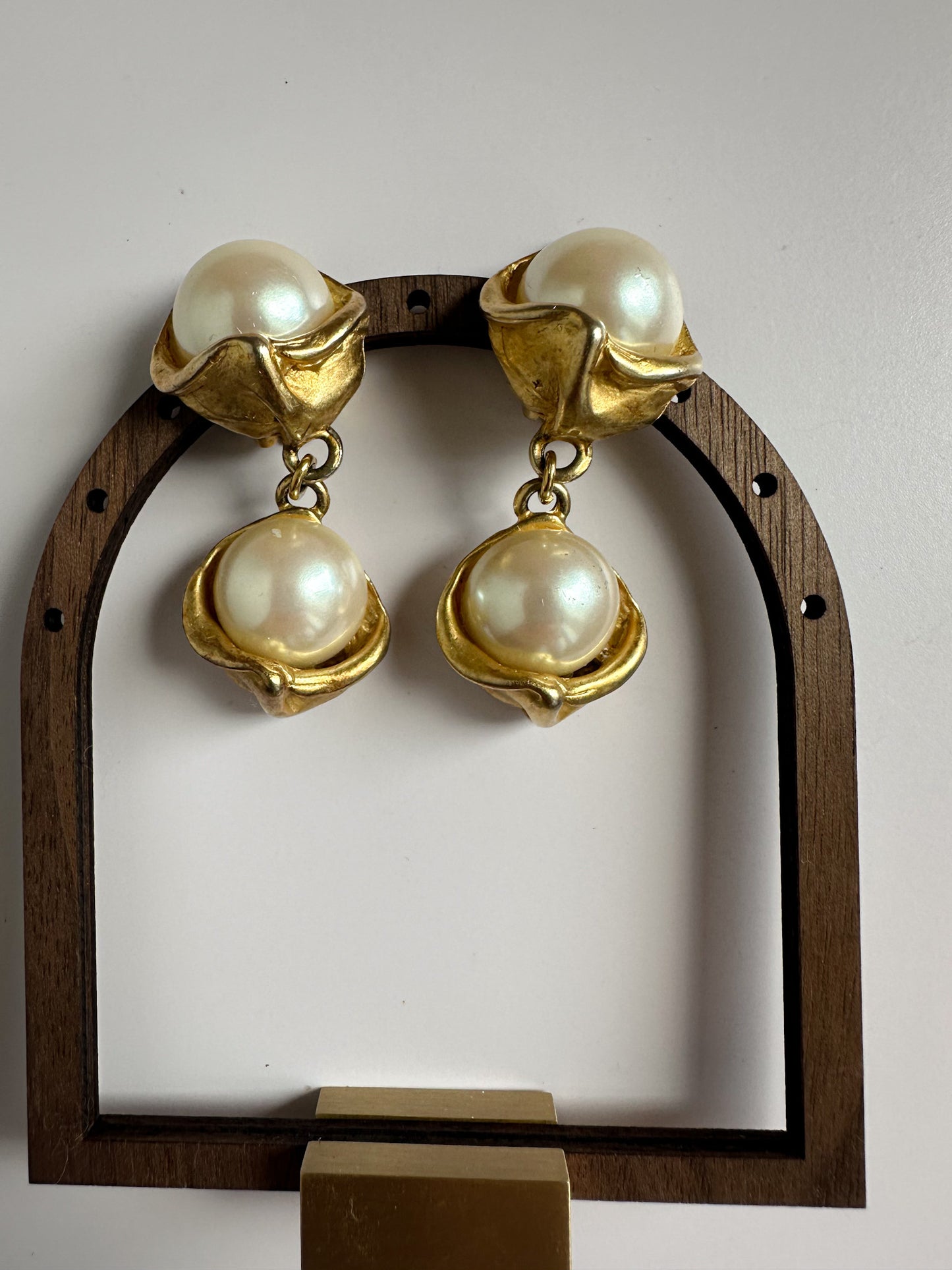 Baroque Pearl Drop Clip-On Earrings – Sculpted Gold Finish