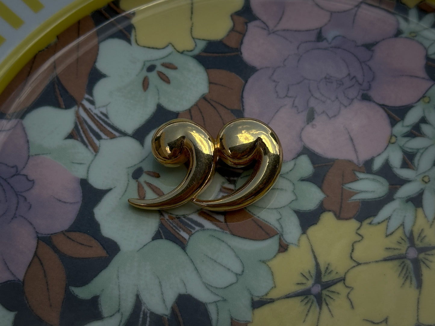 Quotation Marks Gold-Tone Swirl Brooch