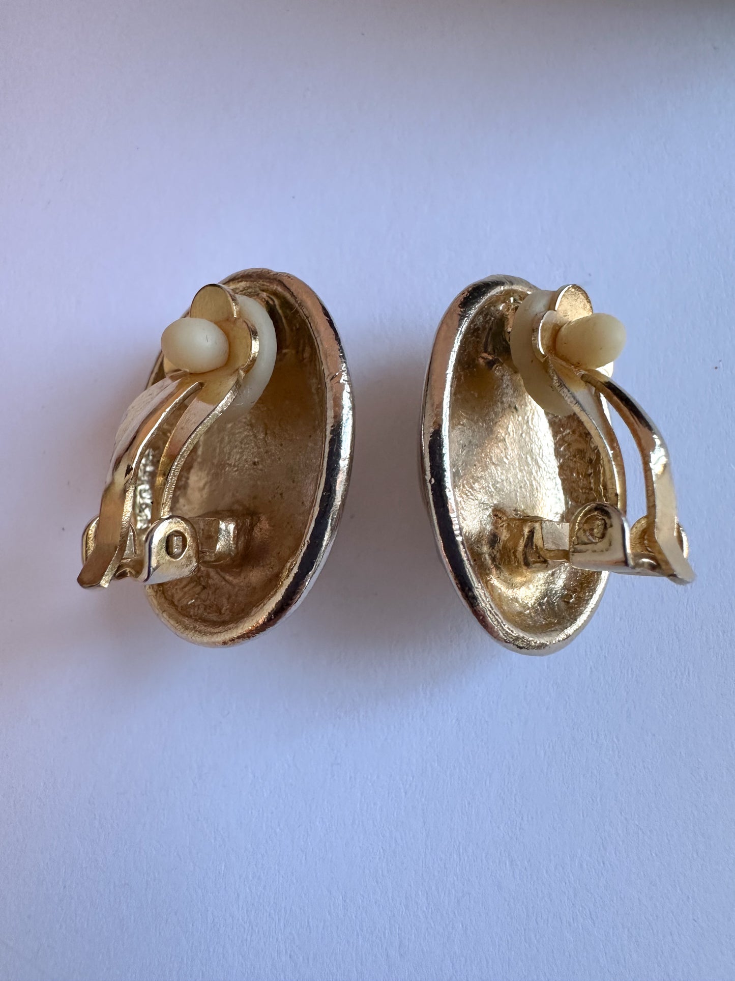1980s Chunky Oval Clip-On Earrings with Faux Pearl Center – Gold Grid Design