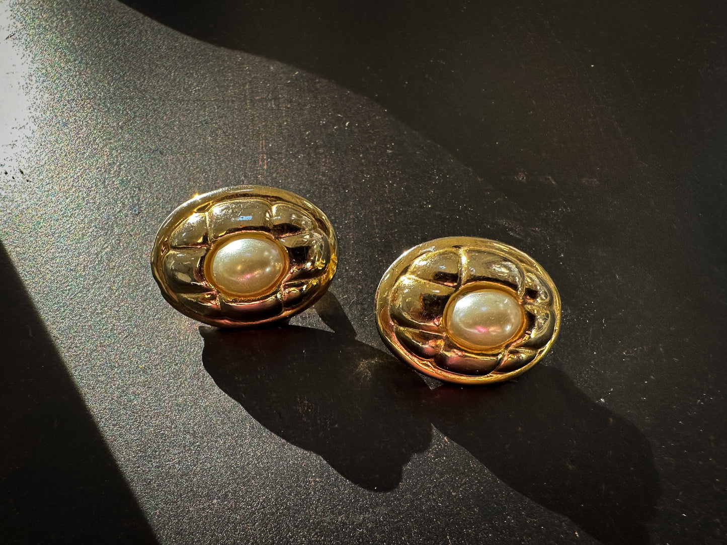 1980s Chunky Oval Clip-On Earrings with Faux Pearl Center – Gold Grid Design