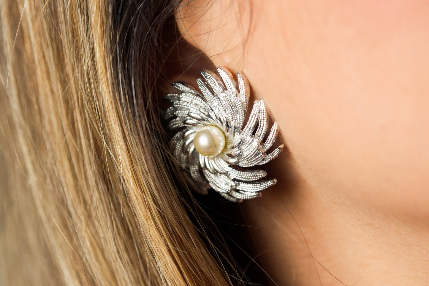 Sarah Coventry Vtg Silver Flower Pearl Clip-on Earrings