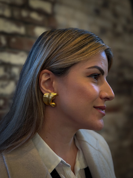 Sculptural Matte Gold Clip-On Earrings – Bold Abstract Fan Design