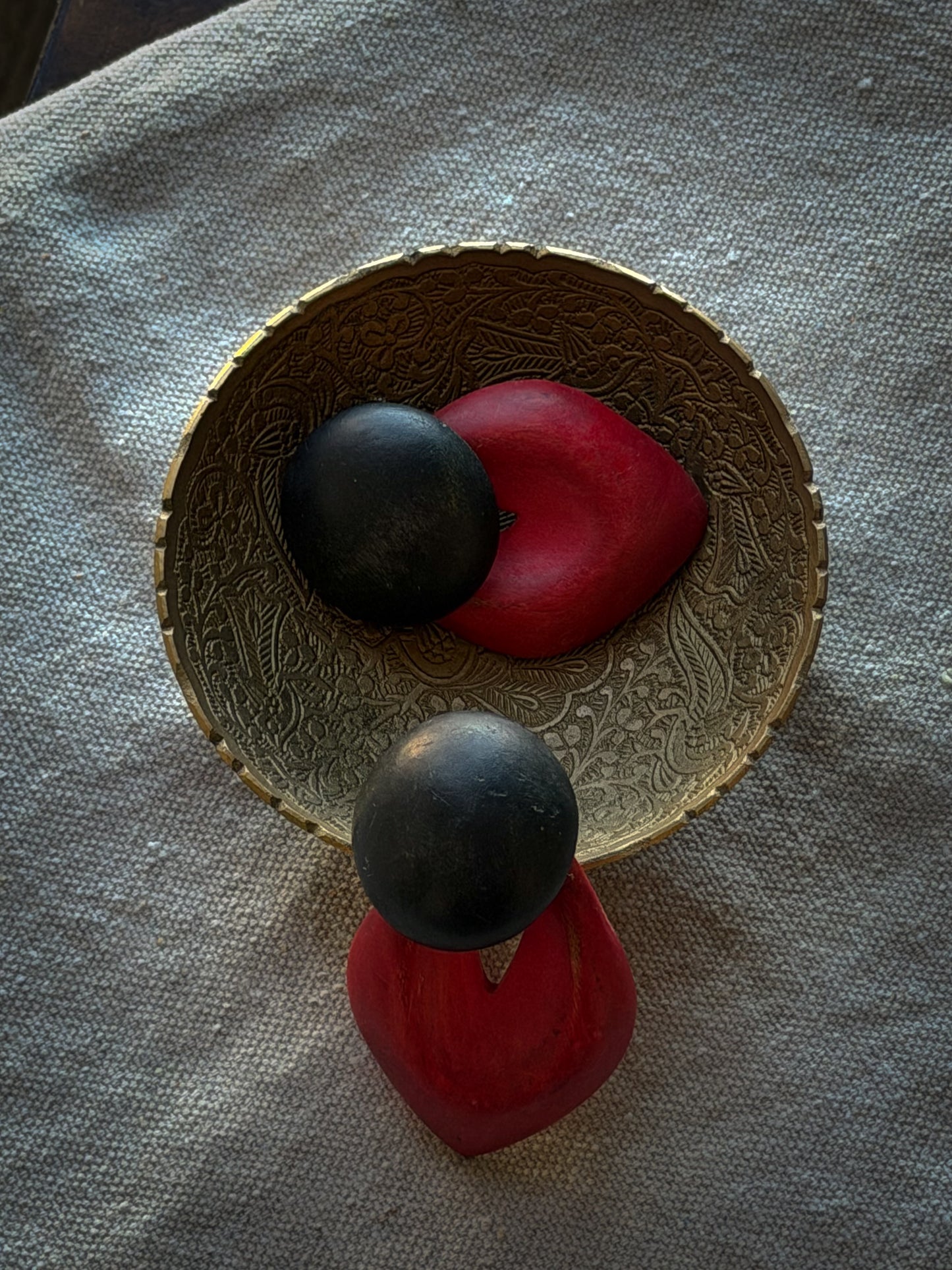 1980s Red & Black Statement Clip-On Earrings – Bold Geometric Matte Resin Earrings – Modernist Art Deco Inspired Dangles