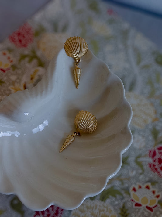 Signed ACTV Matte Gold Tone Shell & Spiral Dangle Earrings – Ocean Motif