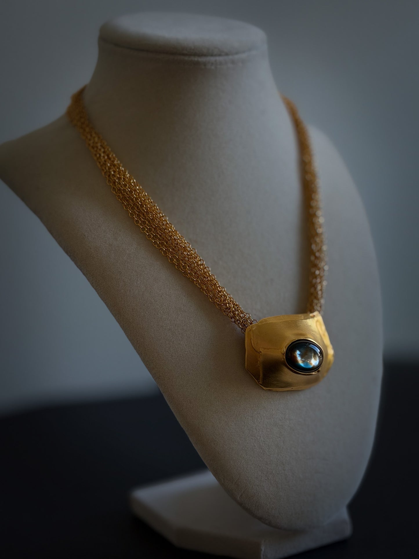 Tanner Hammered Gold Pendant Necklace – Sculptural Chain Necklace with Cabochon Stone, Modernist Statement Jewelry