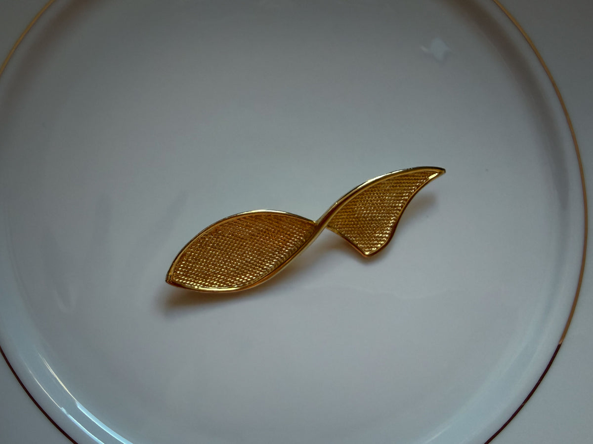 Gold-Tone Textured Modernist Leaf Brooch – Abstract Sculptural Design