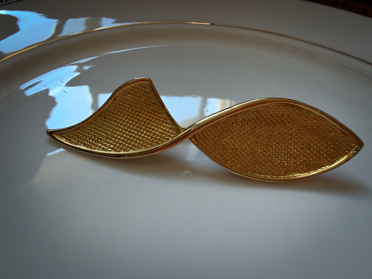 Gold-Tone Textured Modernist Leaf Brooch – Abstract Sculptural Design
