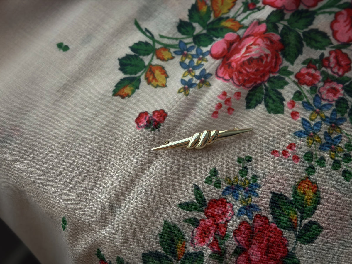 Gold-Tone Sculptural Knot Bar Brooch – Modernist Statement Pin